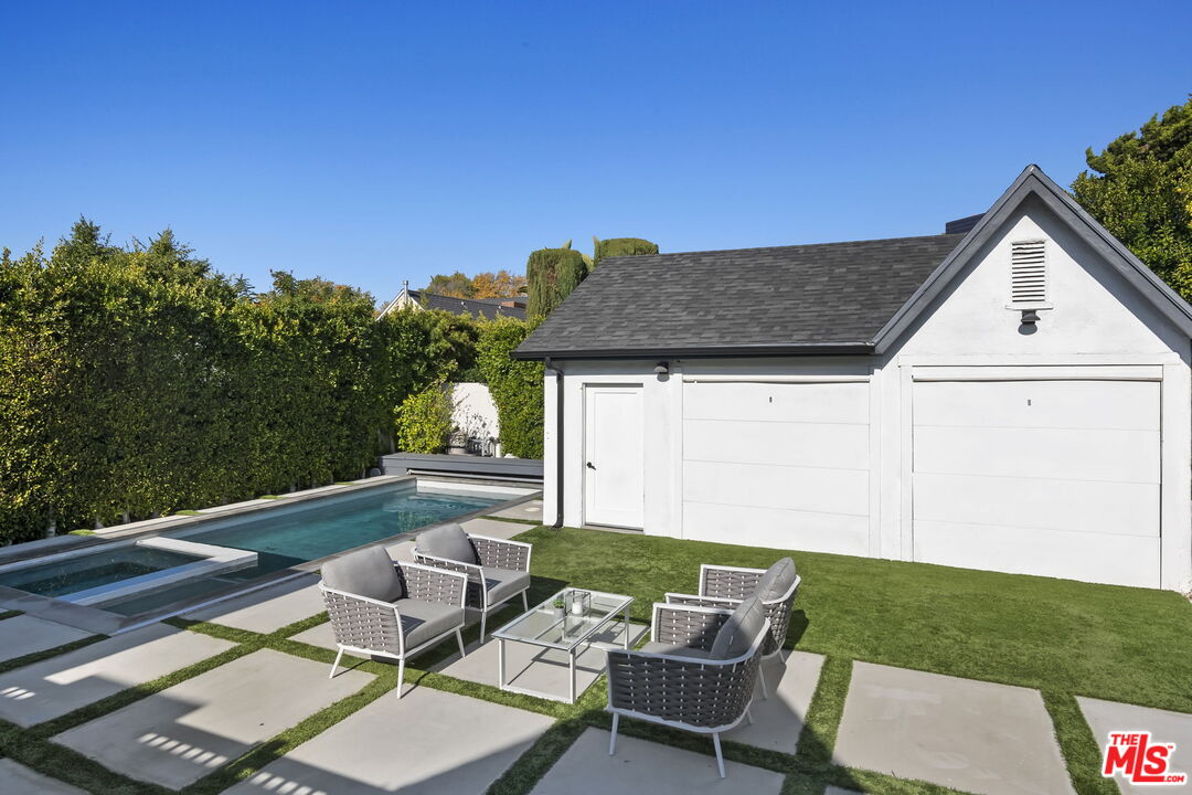 6507 West Olympic Boulevard Los Angeles, CA 90048 - Photo 44 of 50 a backyard of a house with table and chairs