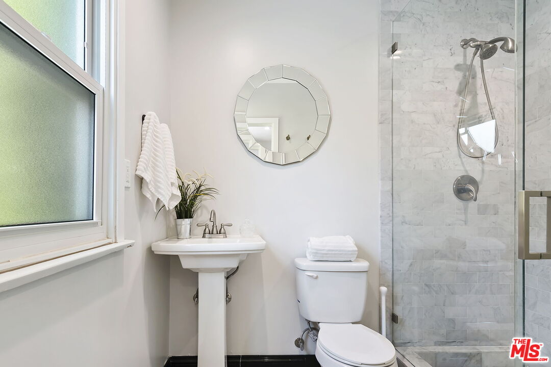 6507 West Olympic Boulevard Los Angeles, CA 90048 - Photo 49 of 50 a bathroom with a sink toilet and a mirror