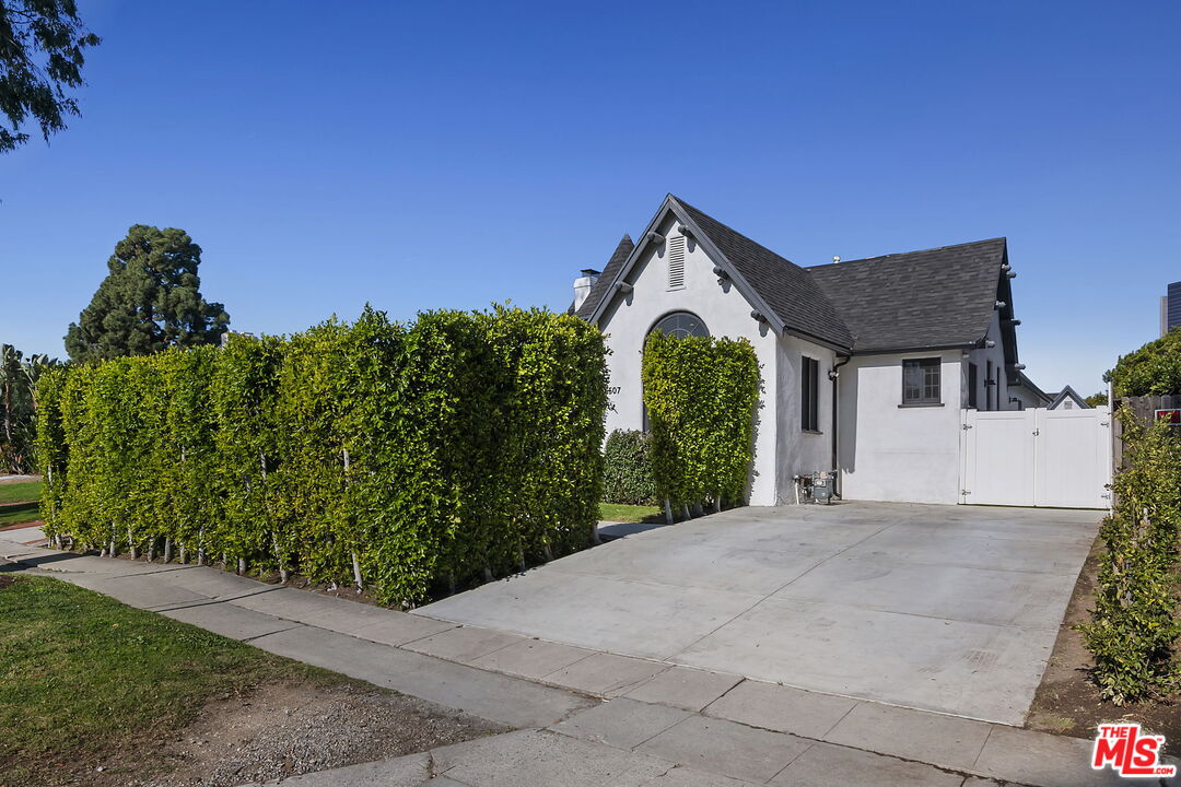 6507 West Olympic Boulevard Los Angeles, CA 90048 - Photo 6 of 50 a front view of a house with a garden