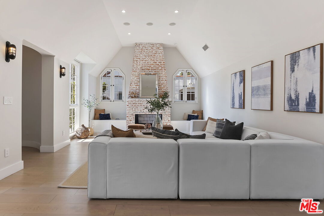 6507 West Olympic Boulevard Los Angeles, CA 90048 - Photo 9 of 50 a living room with furniture