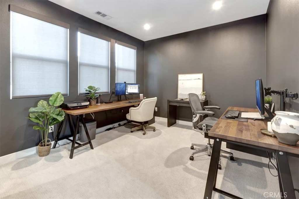 1810 West Bushell Street Anaheim, CA 92805 - Photo 22 of 36 a workspace with furniture and window