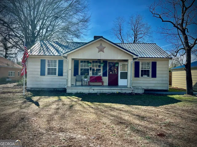 a view of a house with a yard