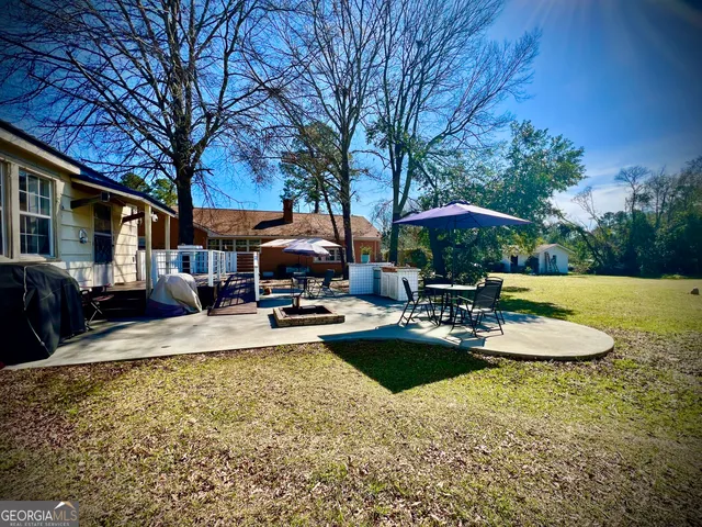 a view of a house with swimming pool and sitting area