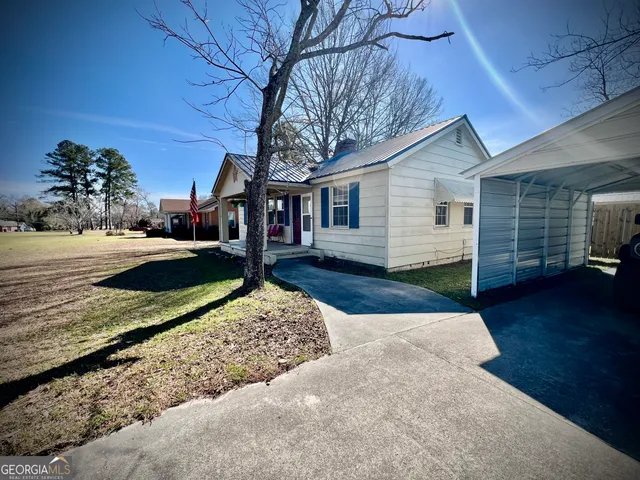 a view of a house with a yard