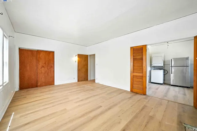 a view of empty room with a kitchen