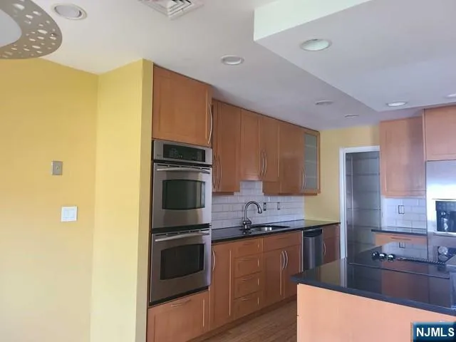 $4,100 | 10 Peabody Court, Unit 1010, Teaneck, NJ 07666