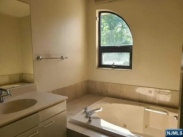 $4,100 | 10 Peabody Court, Unit 1010, Teaneck, NJ 07666