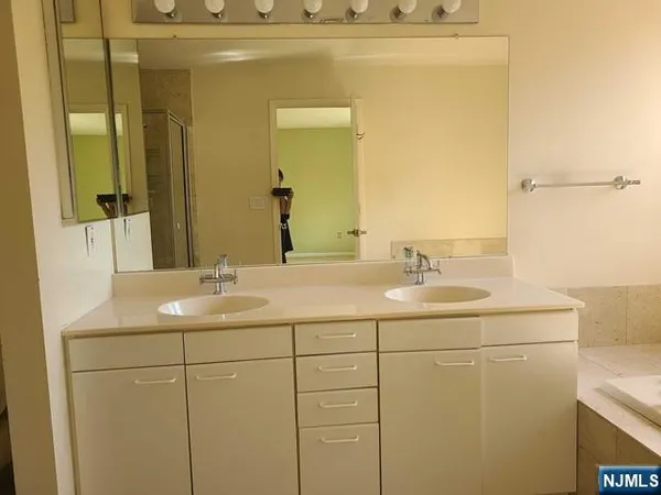 $4,100 | 10 Peabody Court, Unit 1010, Teaneck, NJ 07666
