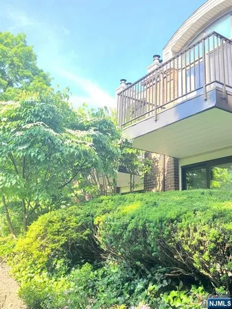 $4,100 | 10 Peabody Court, Unit 1010, Teaneck, NJ 07666