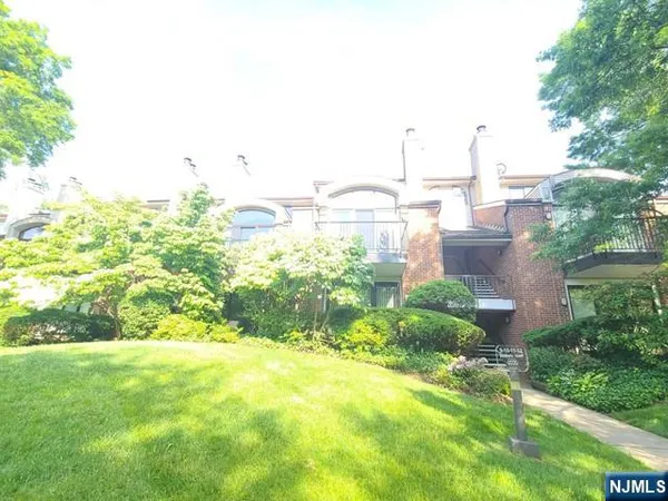 $4,100 | 10 Peabody Court, Unit 1010, Teaneck, NJ 07666