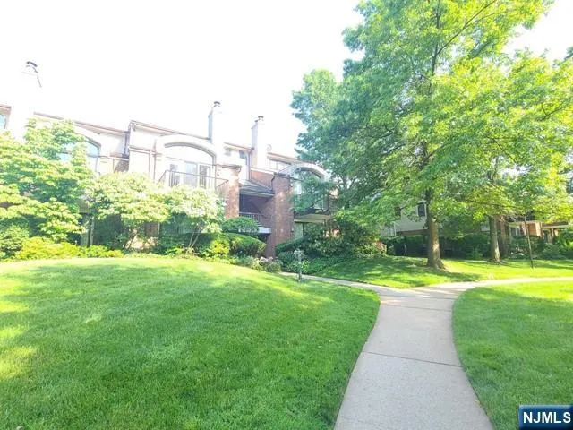 $4,100 | 10 Peabody Court, Unit 1010, Teaneck, NJ 07666