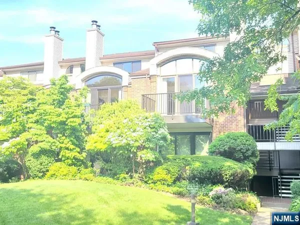 $4,100 | 10 Peabody Court, Unit 1010, Teaneck, NJ 07666