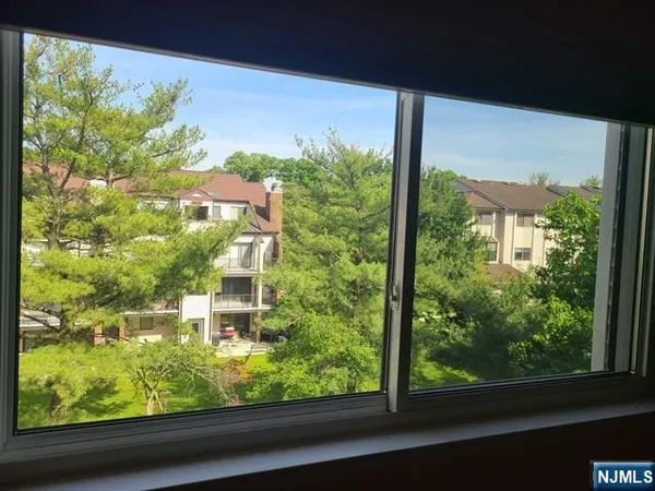 $4,100 | 10 Peabody Court, Unit 1010, Teaneck, NJ 07666