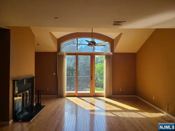 $4,100 | 10 Peabody Court, Unit 1010, Teaneck, NJ 07666