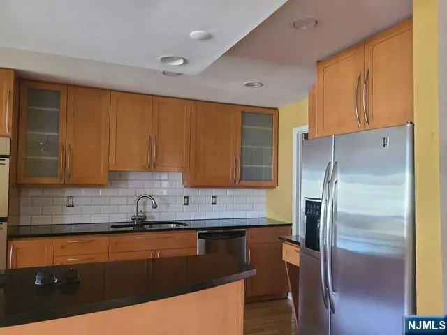 $4,100 | 10 Peabody Court, Unit 1010, Teaneck, NJ 07666