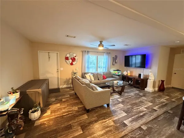 a view of a backyard