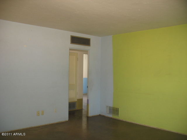2121 West Osborn Road Phoenix, AZ 85015 - Photo 4 of 15 Living Room