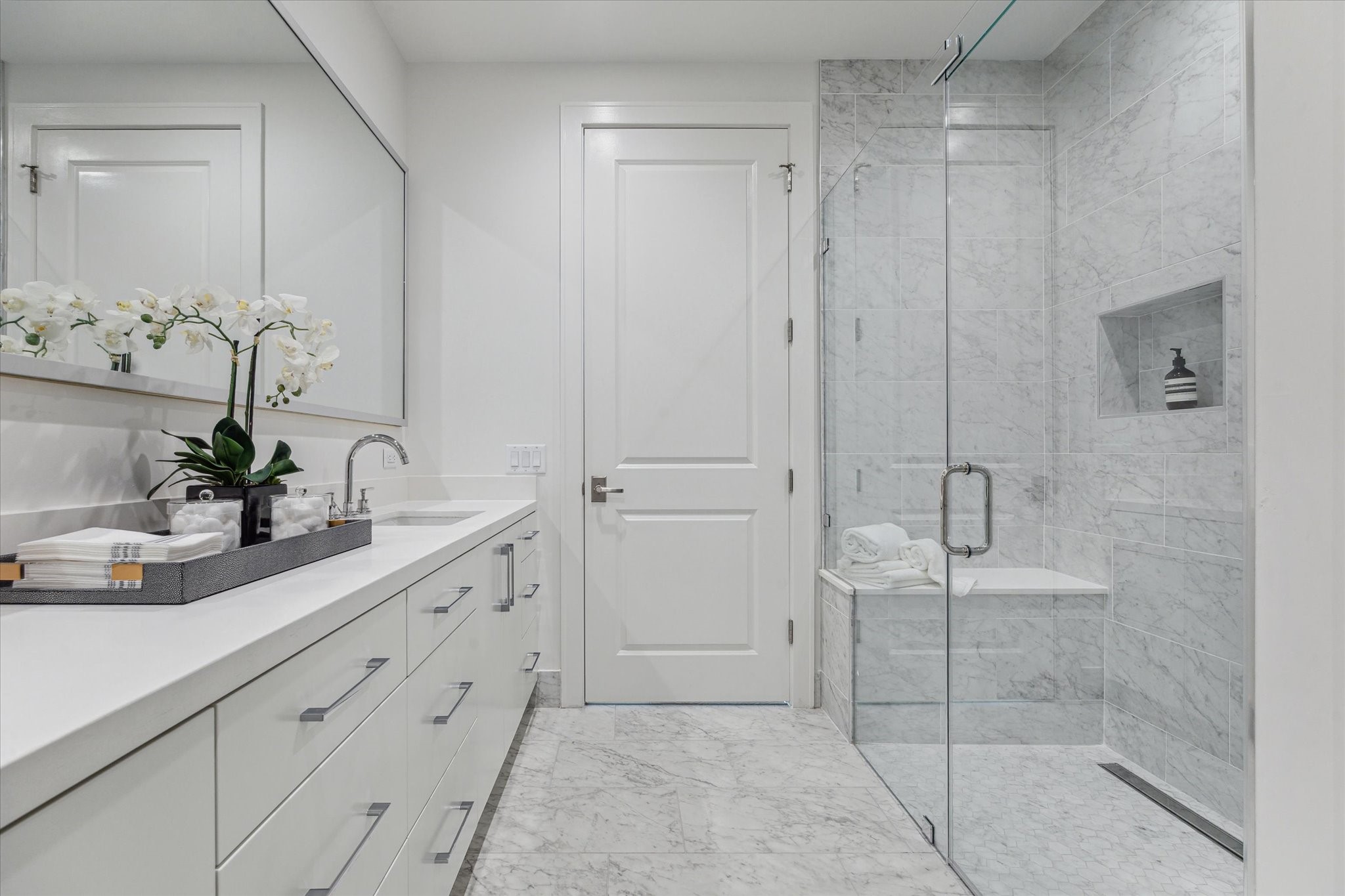 5656 San Felipe Street, Unit 1205 Houston, TX 77056 - Photo 36 of 45 a bathroom with a shower sink and mirror