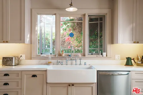 $2,449,000 | 1060 Superba Avenue, Venice, CA 90291