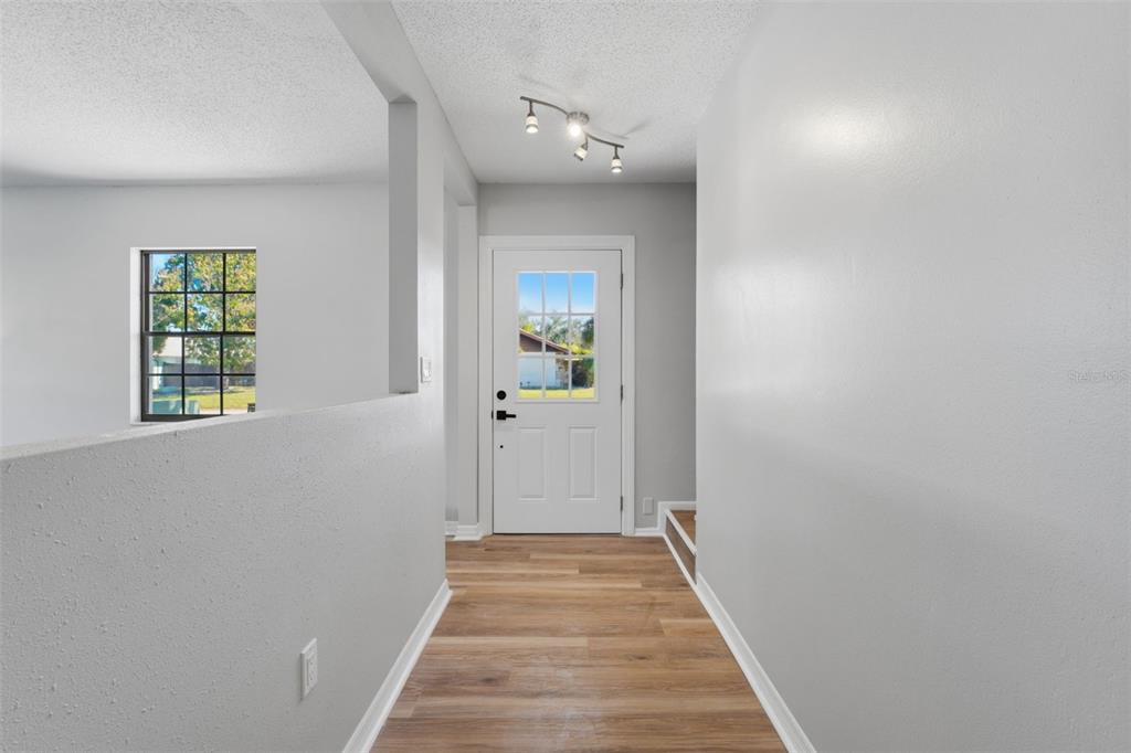 5328 Fox Run Road Sarasota, FL 34231 - Photo 3 of 27