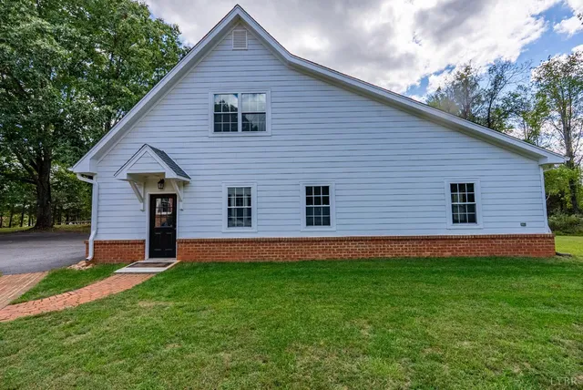 a view of a house with a big yard