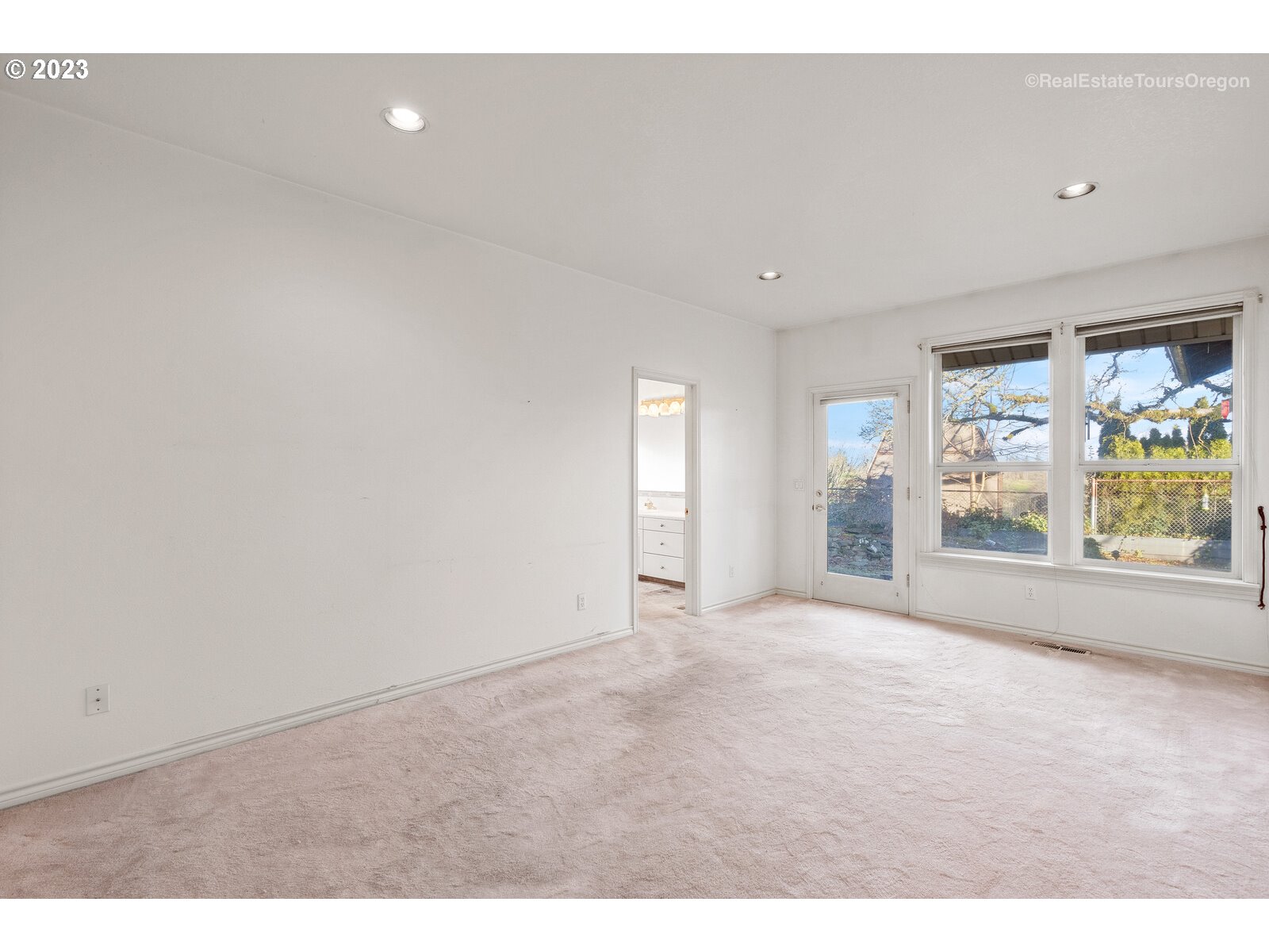 5161 Southeast Powell Valley Road Gresham, OR 97080 - Photo 13 of 32 a view of an empty room with a window