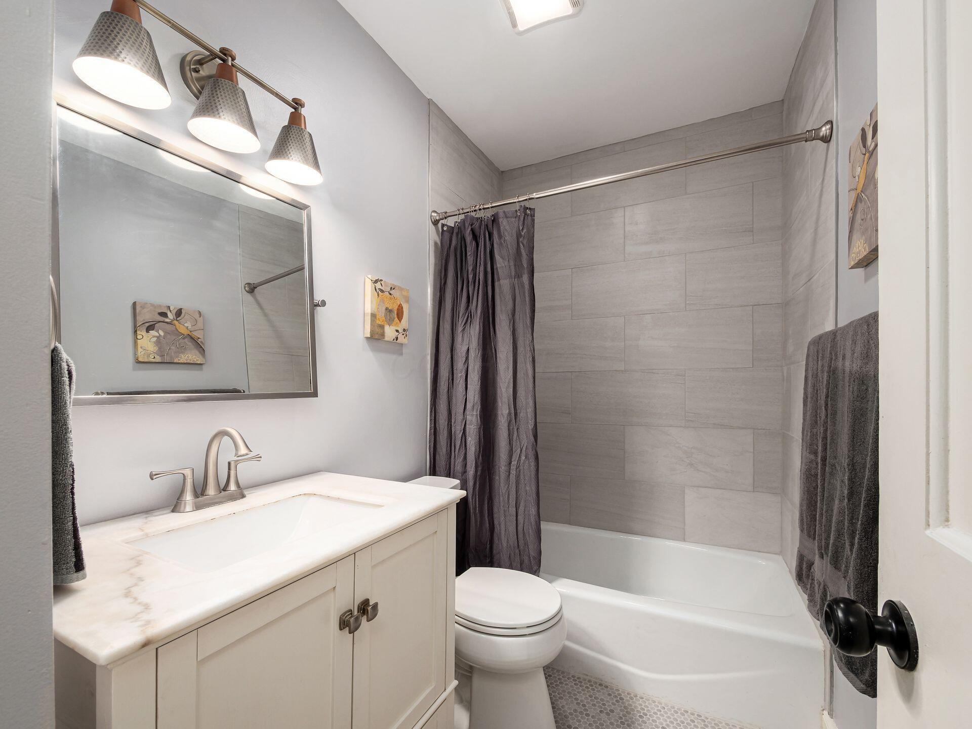 943 Timberman Road Columbus, OH 43212 - Photo 13 of 33 main bath
