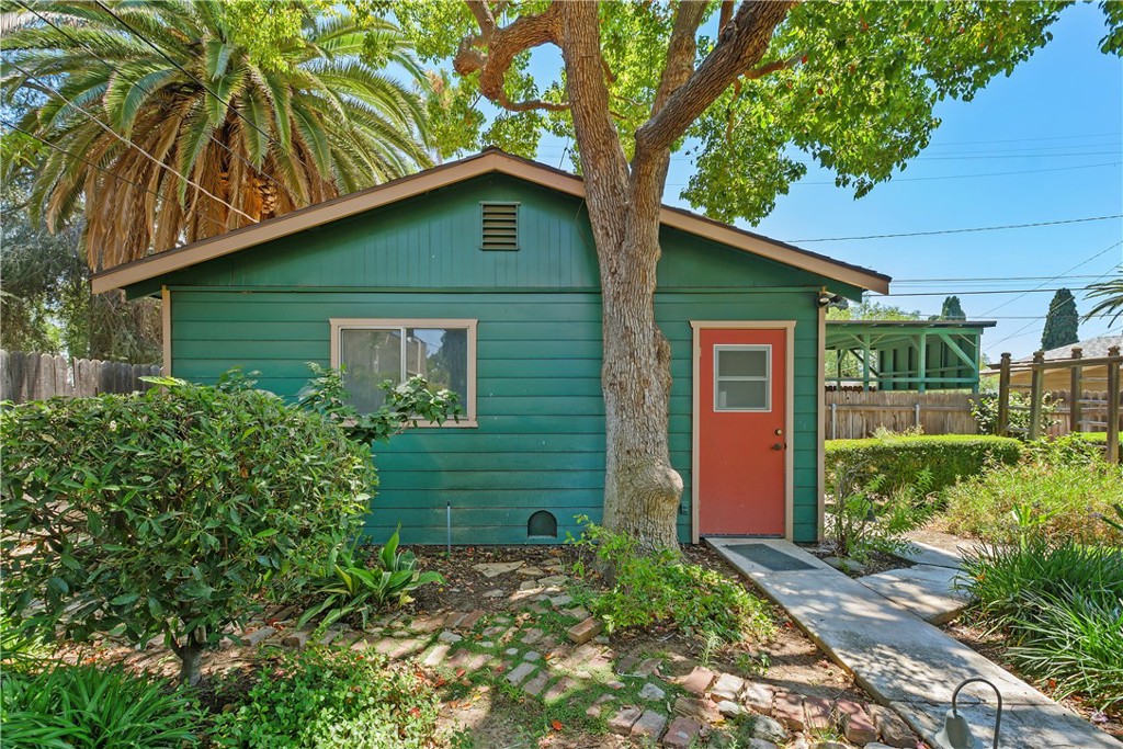3892 Oakwood Place Riverside, CA 92506 - Photo 28 of 36 The garage is detached and has access to the back alleyway.