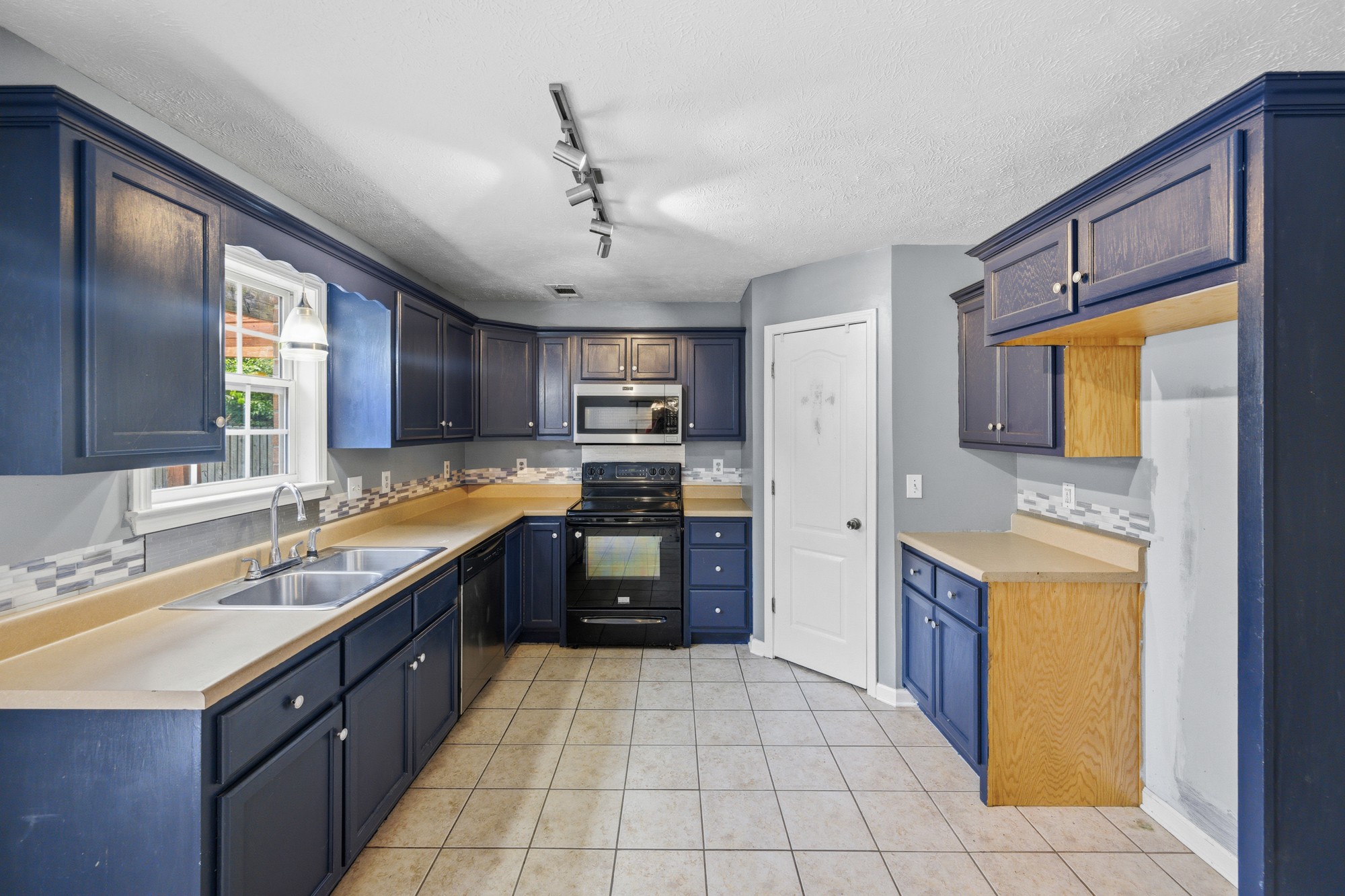 270 Reed Circle Medina, TN 38355 - Photo 17 of 30 a large kitchen with stainless steel appliances granite countertop a sink and cabinets