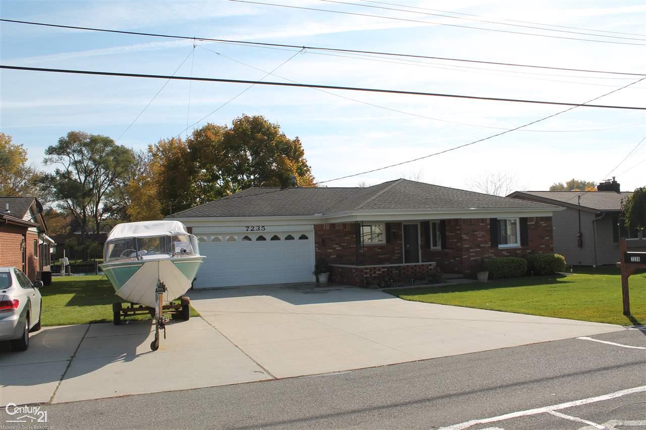 7235 Cardinal Road Algonac, MI 48001 - Photo 2 of 22 31306814-1.JPG