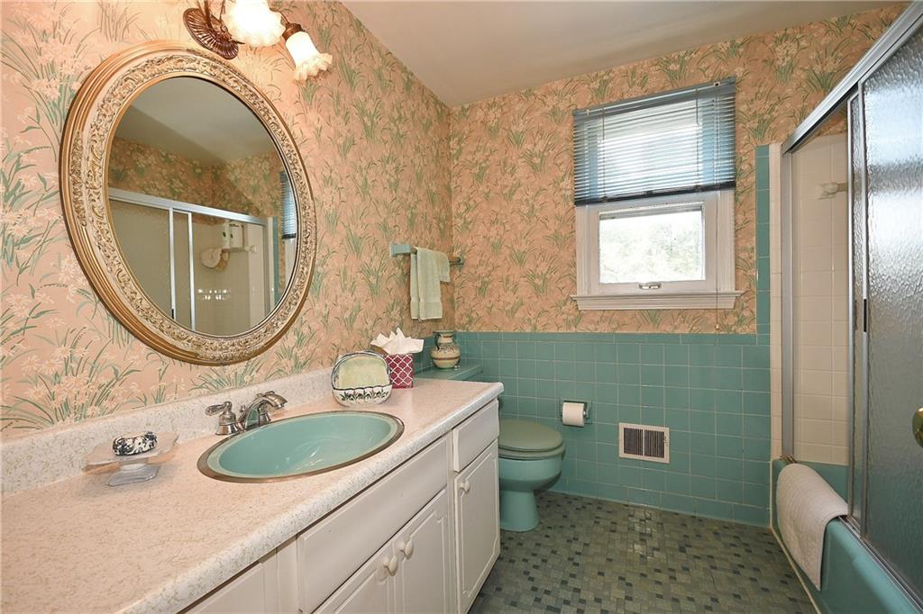 765 Pinoak Road Pittsburgh, PA 15243 - Photo 13 of 23 Full bath and shower on upper level