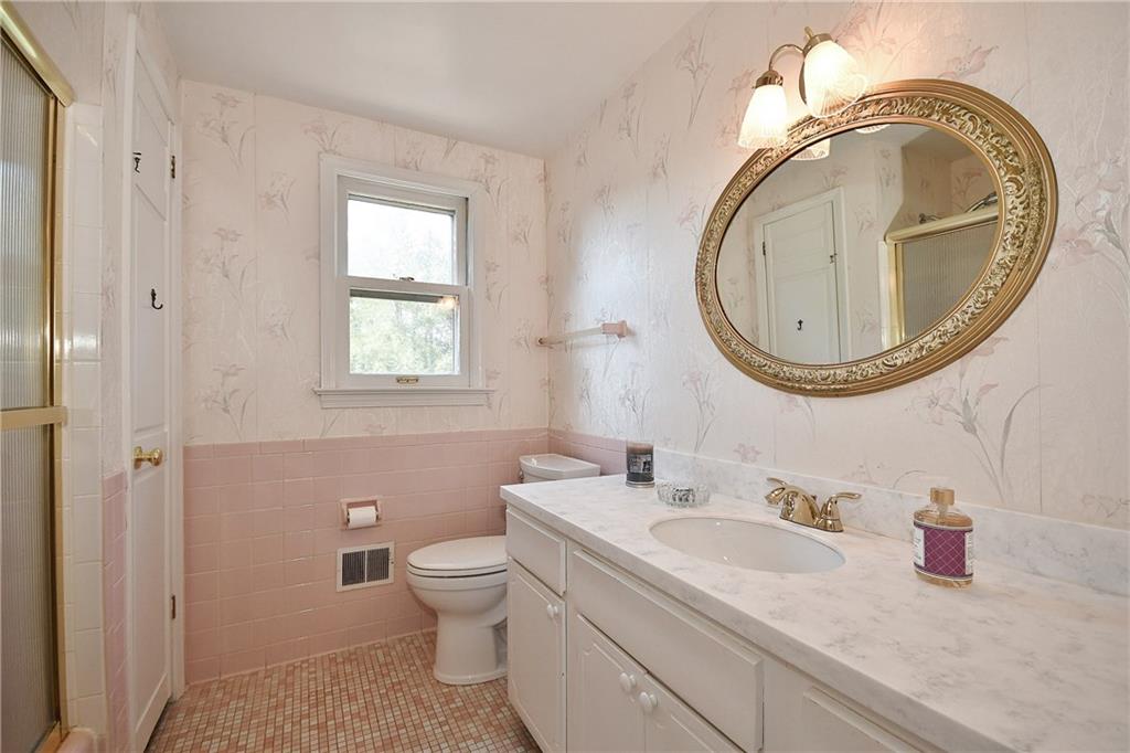 765 Pinoak Road Pittsburgh, PA 15243 - Photo 14 of 23 Full bath and shower on upper level