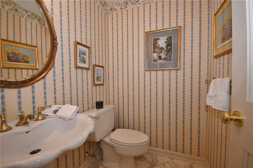 765 Pinoak Road Pittsburgh, PA 15243 - Photo 17 of 23 Main floor Powder Room