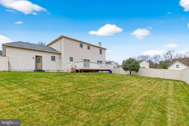 a view of a house with backyard and garden