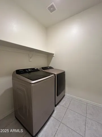 a close up view of washer and dryer