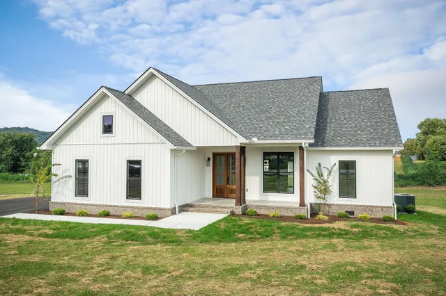 a view of a house with backyard