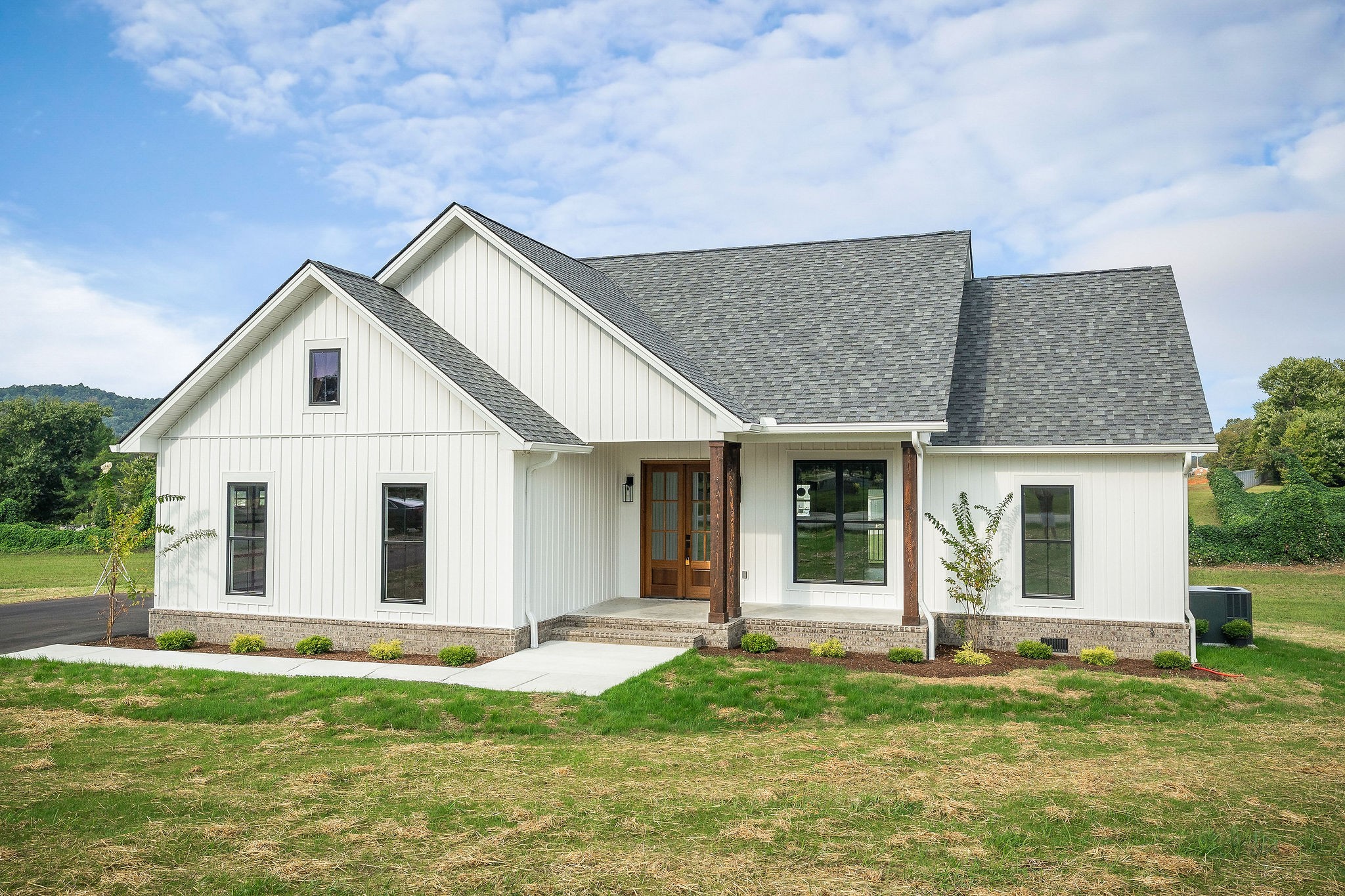 a view of a house with backyard