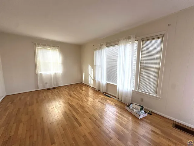 $210,000 | 4201 Southwest Stratford Road, Topeka, KS 66604