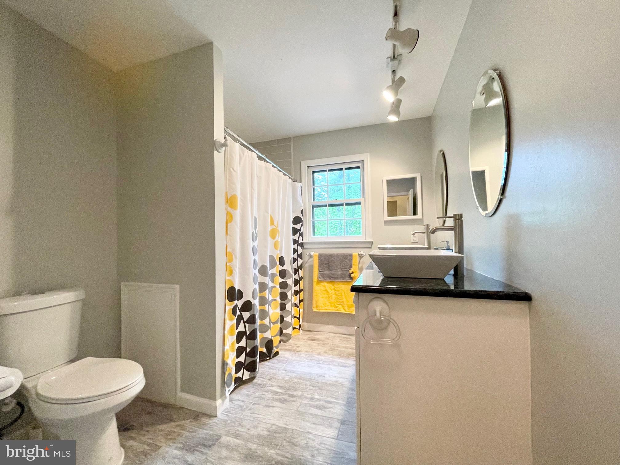 9509 Grover Road Gaithersburg, MD 20877 - Photo 46 of 70 Hallway Bath with Tub