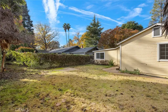 a view of a house with a yard