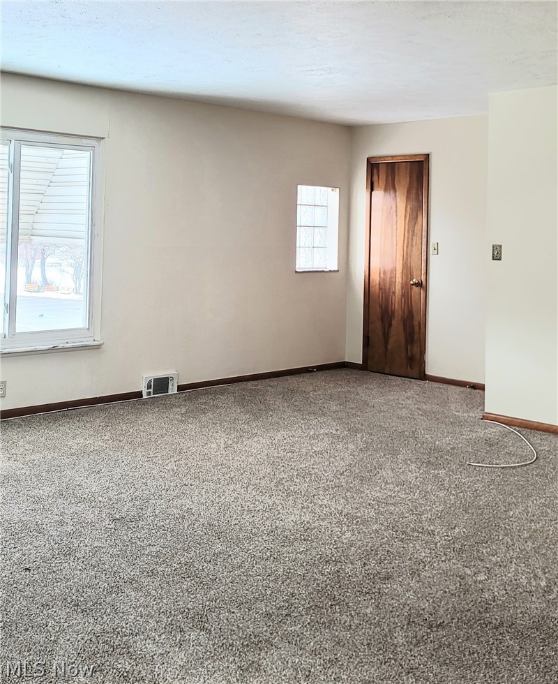 6251 State Road Cleveland, OH 44134 - Photo 6 of 24 Large Living Room with Front Door Access