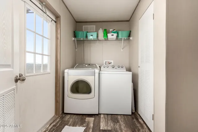 a view of backyard with ceiling fan