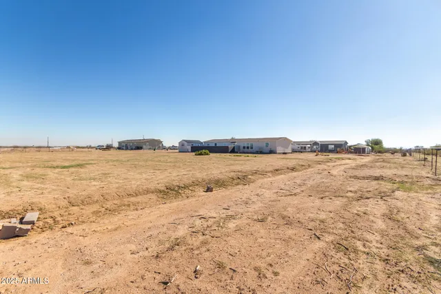 a view of houses with sky view