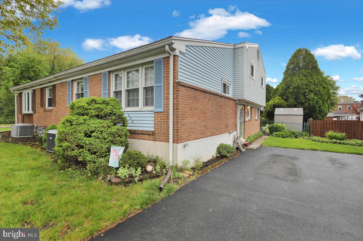 202 Columbia Avenue Reading, PA 19605 - Photo 2 of 18
