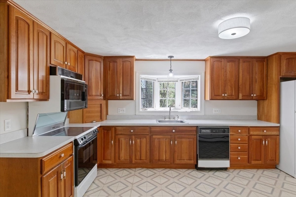 15 Lee Road Medfield, MA 02052 - Photo 11 of 42 Gallery Image 11
