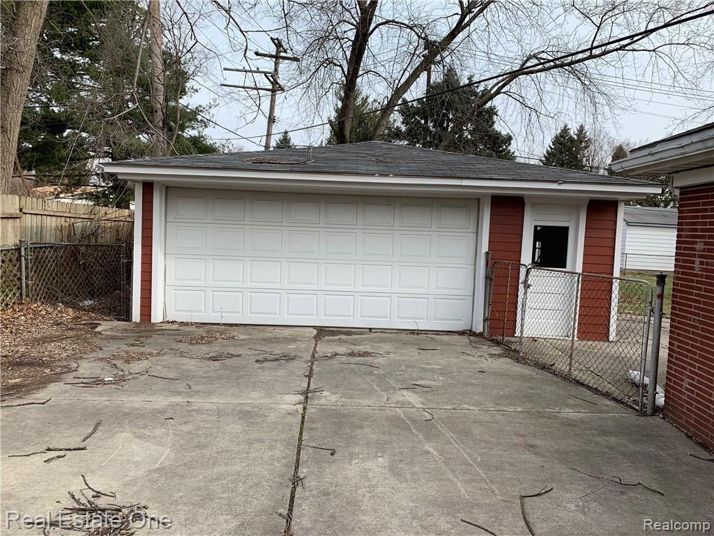 20472 Wick Road Taylor, MI 48180 - Photo 19 of 24 2.5 car storage!