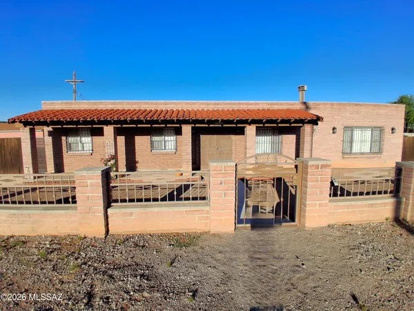 $1,900 | 2650 West Aurora Drive, Tucson, AZ 85746