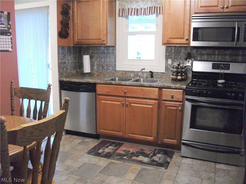 2835 Dentzler Road Parma, OH 44134 - Photo 4 of 16