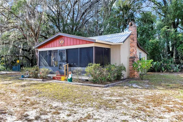 a view of a house with backyard