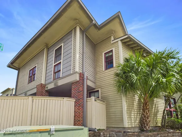 $350,000 | 1127 Camellia Boulevard, Unit H1, Lafayette, LA 70508